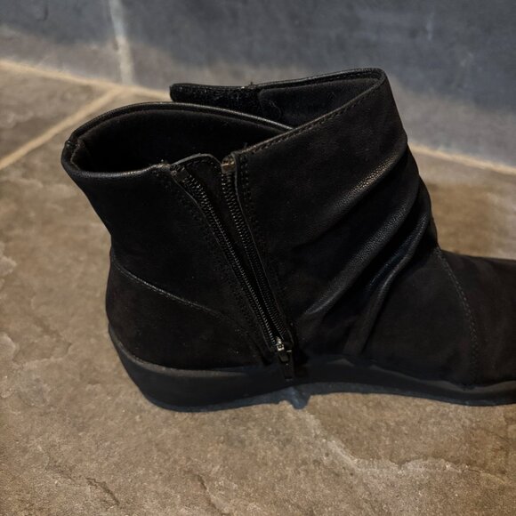 Clarks Cloudsteppers Women’s 7 Black Ankle Boots Soft Cushion Zip Comfort Shoes - Picture 11 of 13